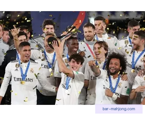 克雷斯波带领艾尔艾因捧起荣耀奖杯展现传奇时刻